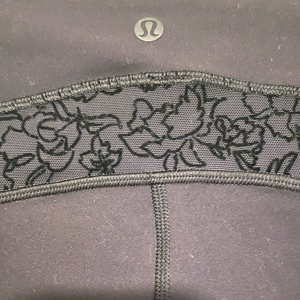 Black lululemon wunder under crop 23